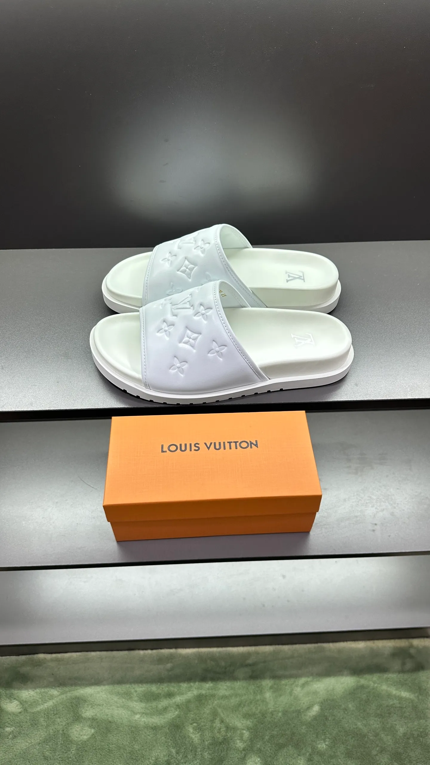 [L Home] P: 300💰Size: 38-45 Top purchasing lv men's summer slippers, classic presbyopia with soft real leather lining, unique color splicing effect, distinctive personality, fashionable and trendy essential style, light and comfortable. Lightweight and tough rubber insole, micro ridged foam outsole, super comfortable!